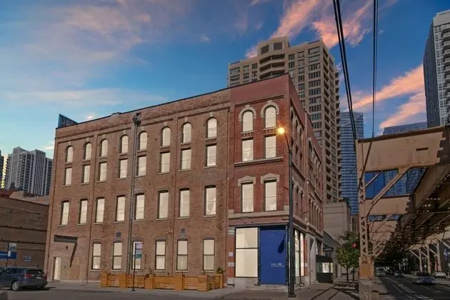 1BR Apt near Pay Parking in West Loop