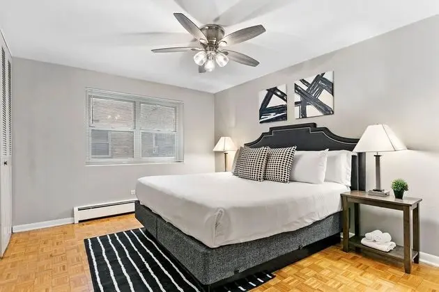 1BR Apt Near Shops in Lakeview