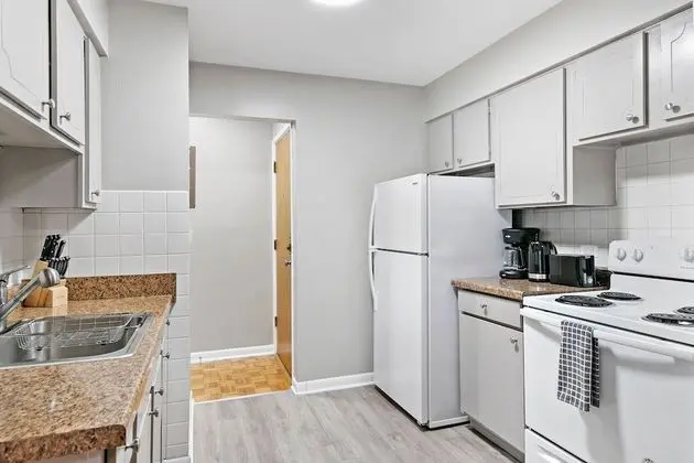 1BR Apt Near Shops in Lakeview - Mutfak
