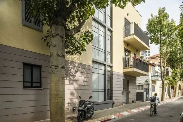 1BR duplex Apt with private Balcony