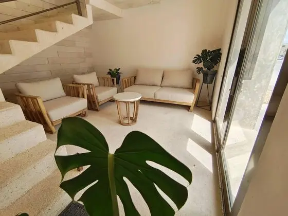 1st Luxury Warehouse - Lobi