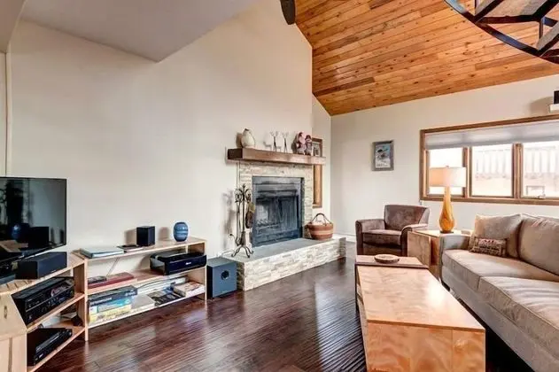 2-225 Eagle Dr Unit 8B Summer Only - Oda Düzeni