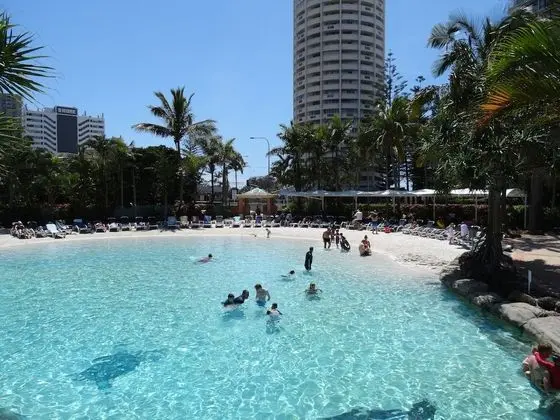 2 and 3 Bedroom Apartments within Crown Towers - Havuz