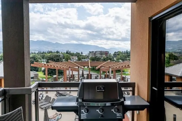 2 Bed 2 Bath Corner Unit Overlooking Pool #501