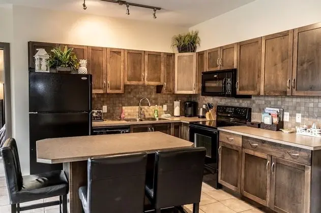2 Bed 2 Bath Corner Unit Overlooking Pool #501 - Mutfak