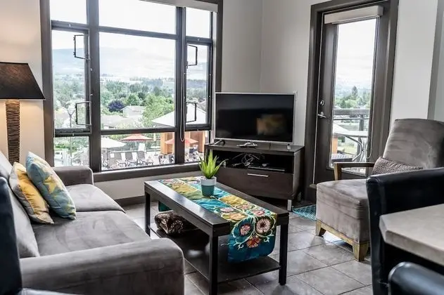 2 Bed 2 Bath Corner Unit Overlooking Pool #501 - Oda Düzeni