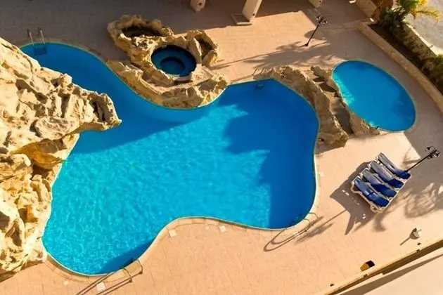 2 bed Apartment Overlooking Pool - Oroklini - Havuz