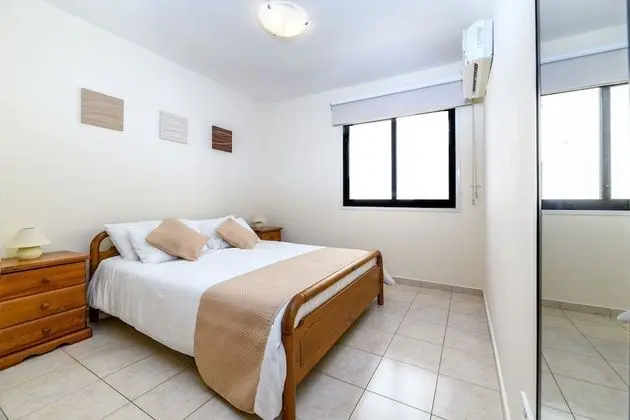 2 bed Apartment Overlooking Pool - Oroklini - Oda