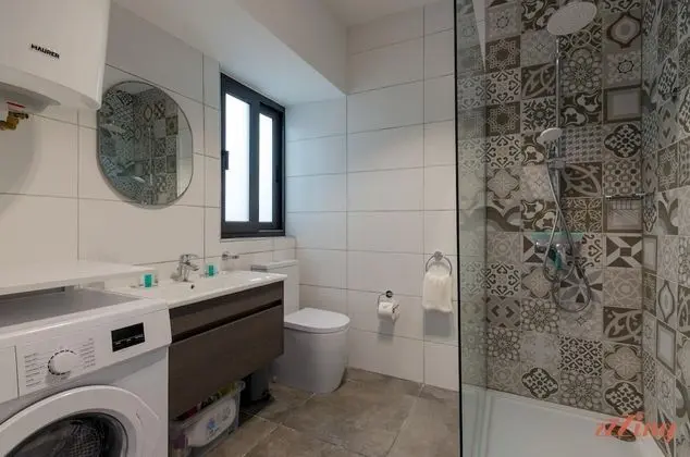 2 Bed Apartment w Distant Sea and Country Views - Oda