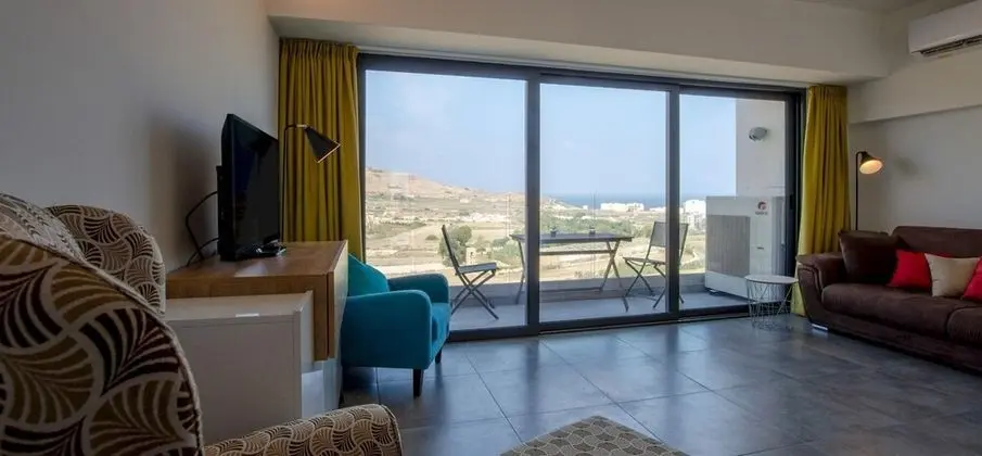 2 Bed Apartment w Distant Sea and Country Views - Oda