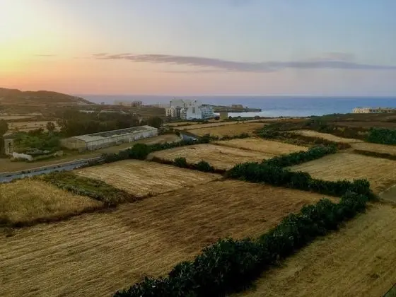 2 Bed Apartment w Distant Sea and Country Views - 1