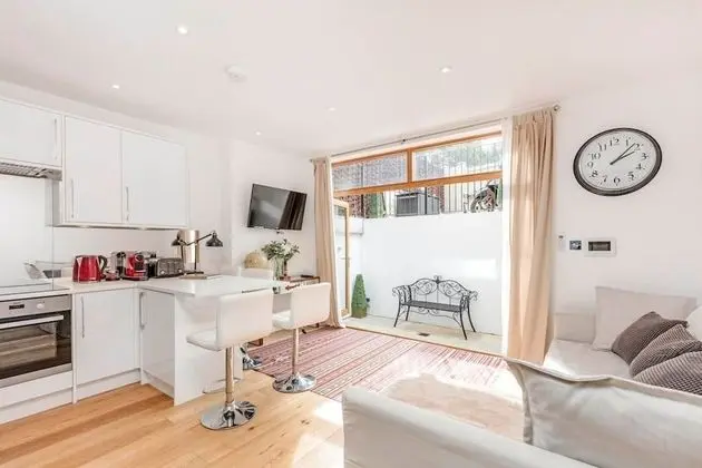 2 bed Garden Flat With air con by Fulham Broadway
