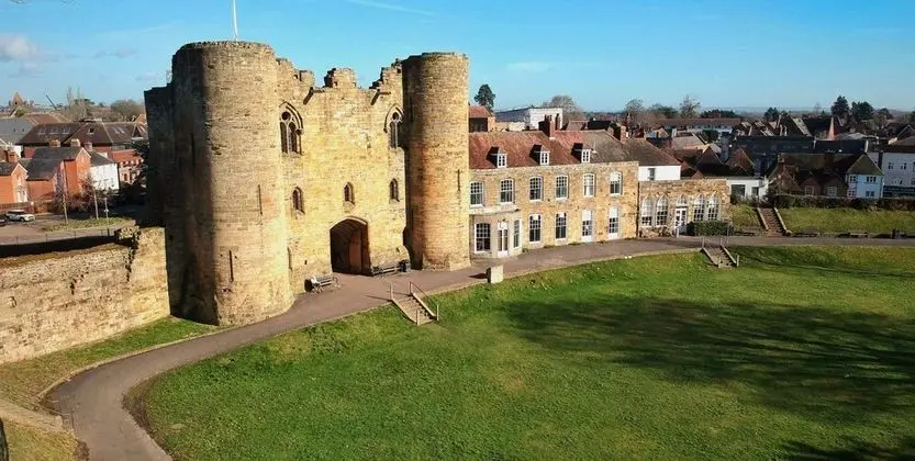 2 Bed in Historic Tonbridge - 35 Mins From London