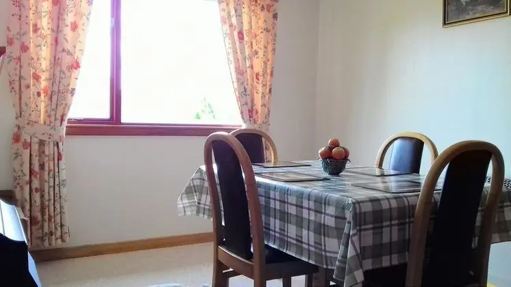 2 Bed Home With Private Garden in the Highlands - Mutfak