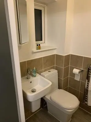 2 Bed - Mayflower by Pureserviced - Banyo Tipleri
