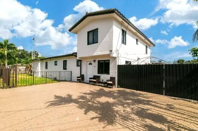 2 Bed2 Bath House with Backyard Jacuzzi