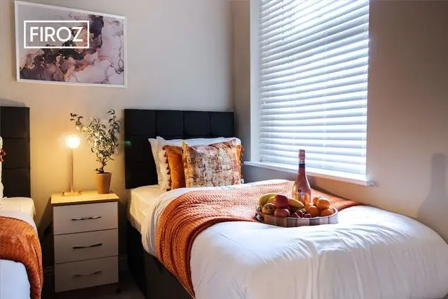 2 Bedroom 1 Bathroom Town Center Apartment With Free Parking By Firoz Property Management