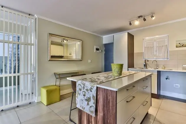 2 Bedroom Apartment in Century City - Mutfak