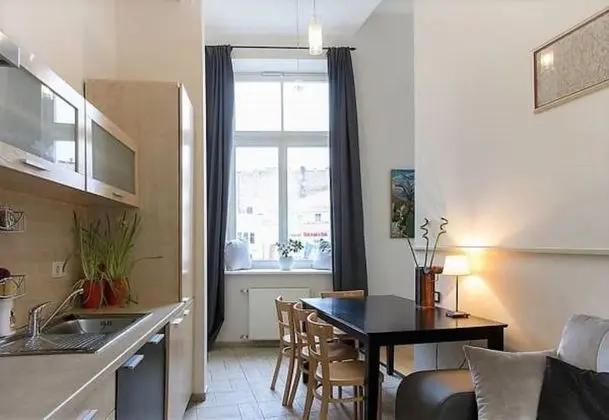 2 Bedroom Apartment near Town Hall