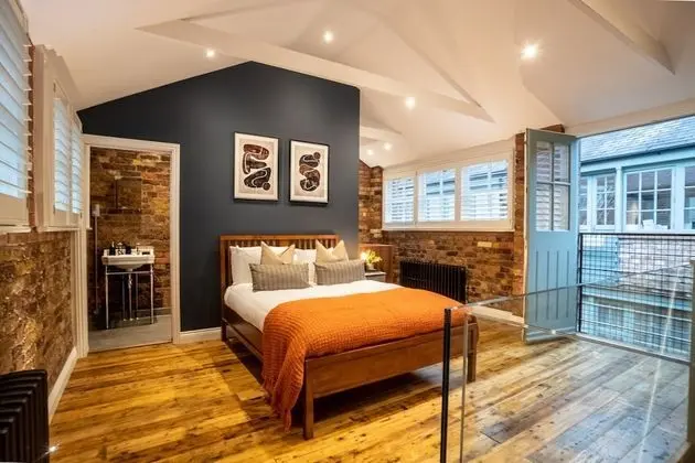 2 Bedroom Apt Bethnal Green Yard View