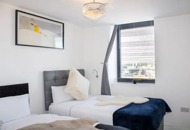 2 Bedroom Central Apartment With Parking