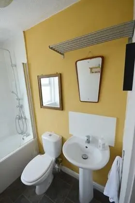 2 Bedroom Home in Gloucester Road - Banyo Tipleri