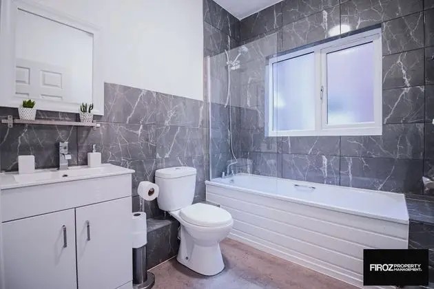 2 Bedroom Spacious Contractor House With Parking by Firoz Property Management - Banyo Tipleri