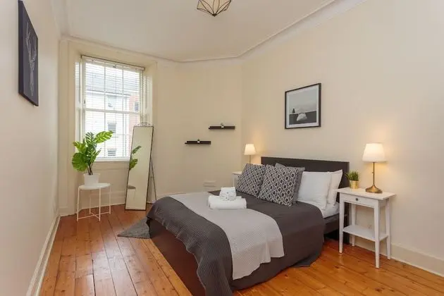 2 Bedroom Victorian Apartment Leith Free Parking