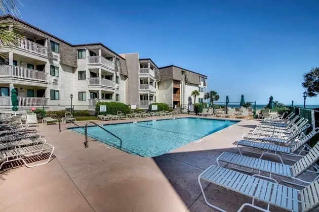 2 BR Condo Steps From Pristine Beaches - Havuz