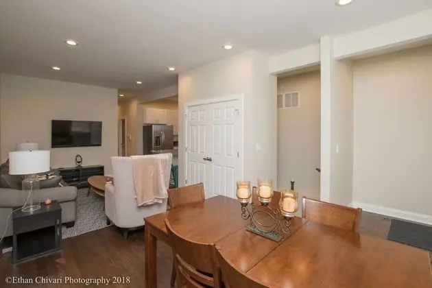 2 Level Home near Wrigley - Yerinde Yemek