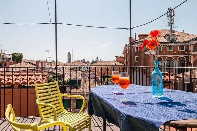 20 Windows on Venice