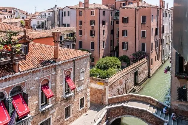 20 Windows on Venice