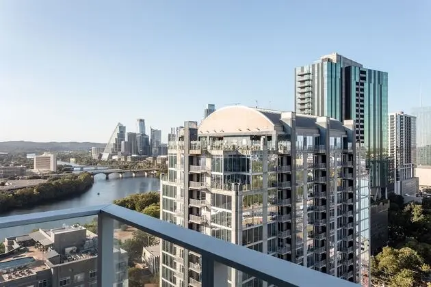 20th floor condo with pool on Rainey St by Locale - Dış Mekan