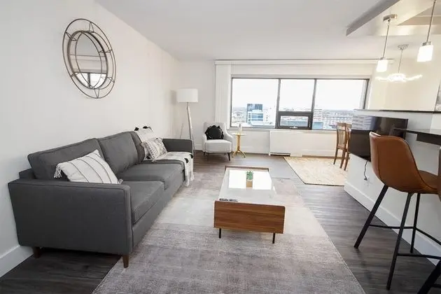 21st Floor Two Bedroom Downtown Unit Free Parking