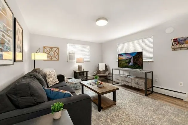 220 Peterson St Unit 4 - Öne Çıkan Resim