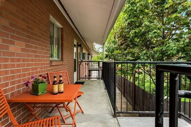 220 Peterson St Unit 6 - Yerinde Yemek