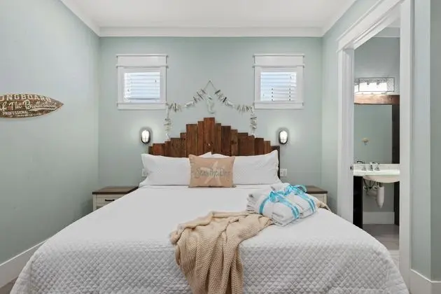 22005 Belgrade Ave Oceanview Oasis - Oda