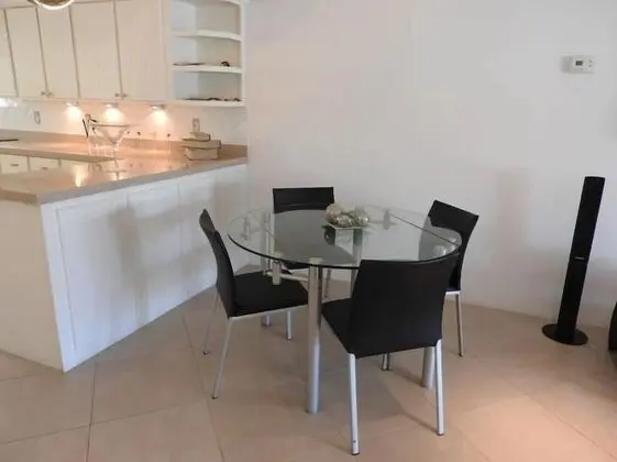 Villa 244D at Jolly Harbour - Oda Düzeni