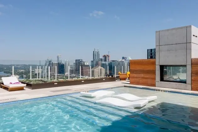 24th floor condo on Rainey St by Locale - Havuz