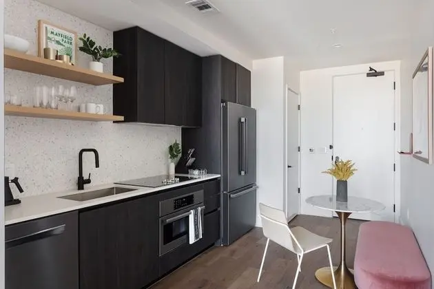 24th floor condo on Rainey St by Locale - Mutfak