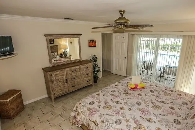 250 Albatross Street - Oda