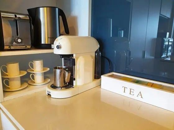 2BR Epic Views CBD 2 Cars Pool Wine Gym Netflix