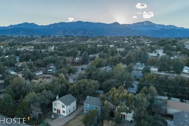 2BR Garden of the Gods Hike, Dine, Nightlife!