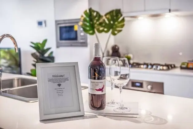 2BR Luxury Skytower -cbd -pool -gym -netflix