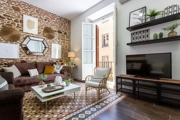 3 Bd Apartment With Balconies Next to Larios Street. Larios