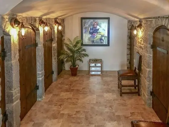 3 Bed- The Catacombs From White Lane Lets - Lobi