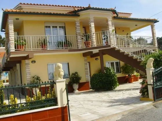 3 Bedroom Apartment in a Ground Floor of a Vila Wseparate Kitchen Living Room