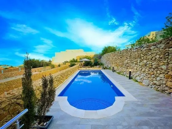 3 Bedroom Apartment With Private Pool and hot tub