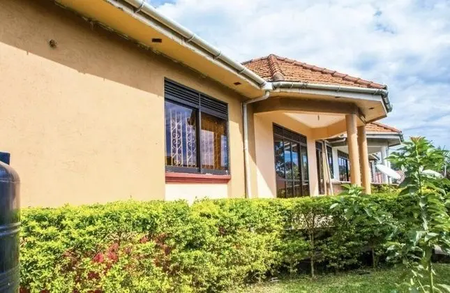 3 Bedroom House near Martyrs Shrine - Dış Mekan