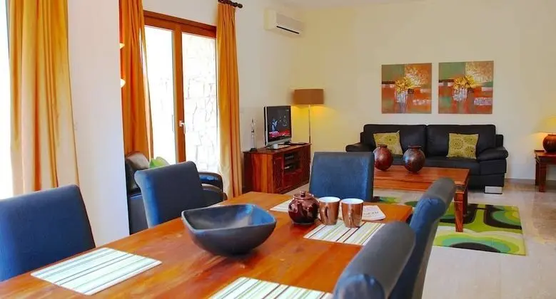 3 bedroom Villa Omodos HG14 with private kidney pool and roof terrace with golf views, Hestiades Greens on Aphrodite Hills Resort - İç Mekan